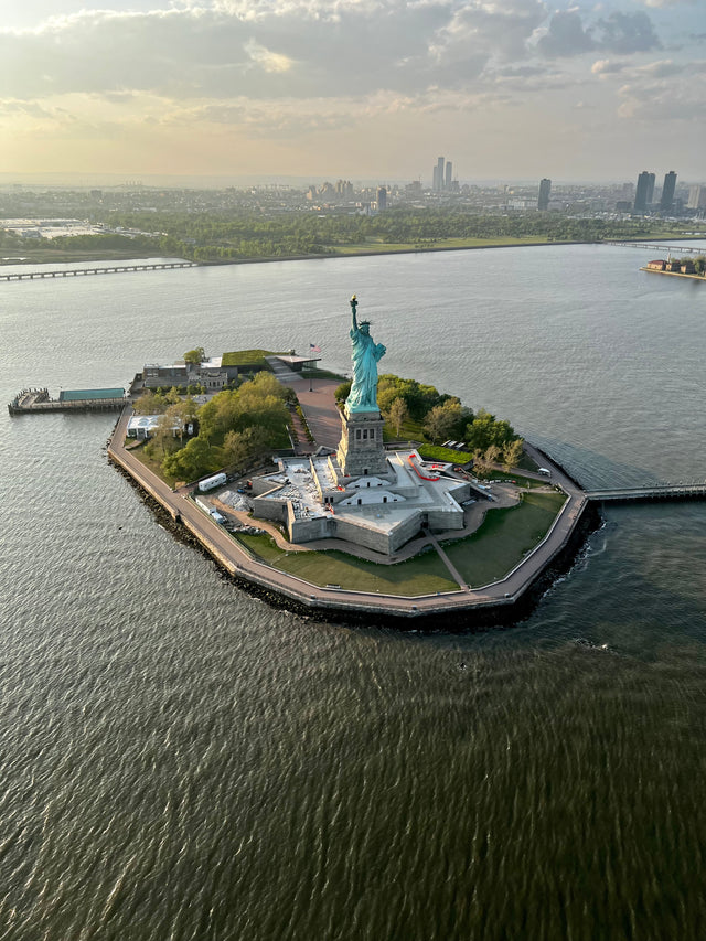 Tour privado en helicóptero por la Estatua de la Libertad sin puertas